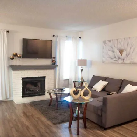 Luxurious Stay At Modern Condo